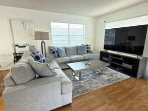 5112 Hollywood Blvd in Hollywood, FL - Building Photo - Building Photo