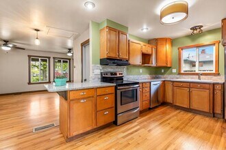 12507 NE Knott St in Portland, OR - Building Photo - Building Photo