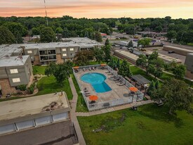 Royal Oaks Apartments in New Hope, MN - Building Photo