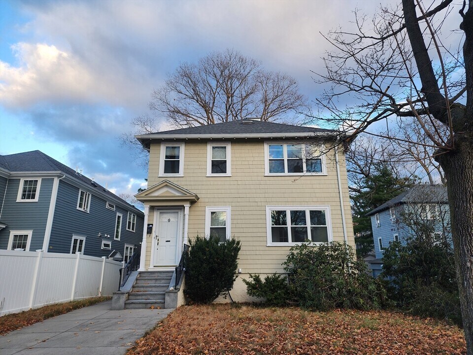 7 Bonwood St, Unit 2 in Newton, MA - Foto de edificio