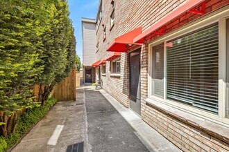 6525 24th Ave NW in Seattle, WA - Building Photo - Building Photo