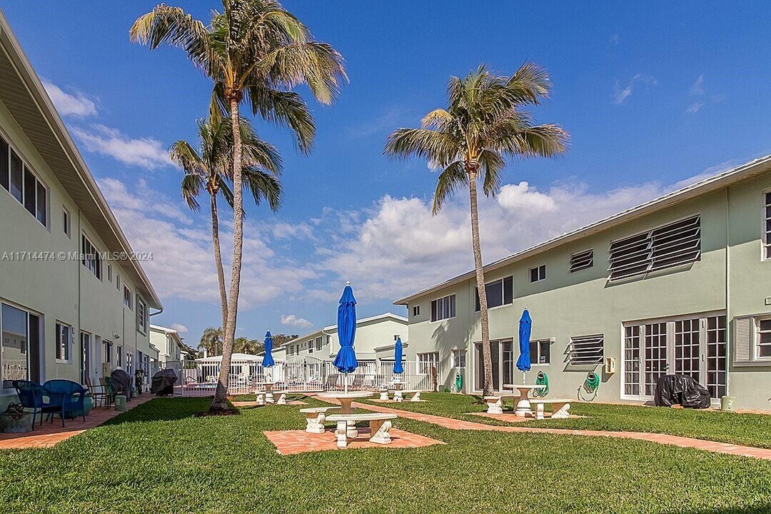 5400 N Ocean Blvd in Lauderdale-by-the-Sea, FL - Foto de edificio