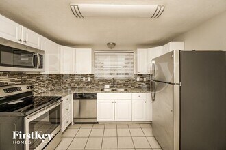 8215 Winthrop Dr in Port Richey, FL - Building Photo - Building Photo