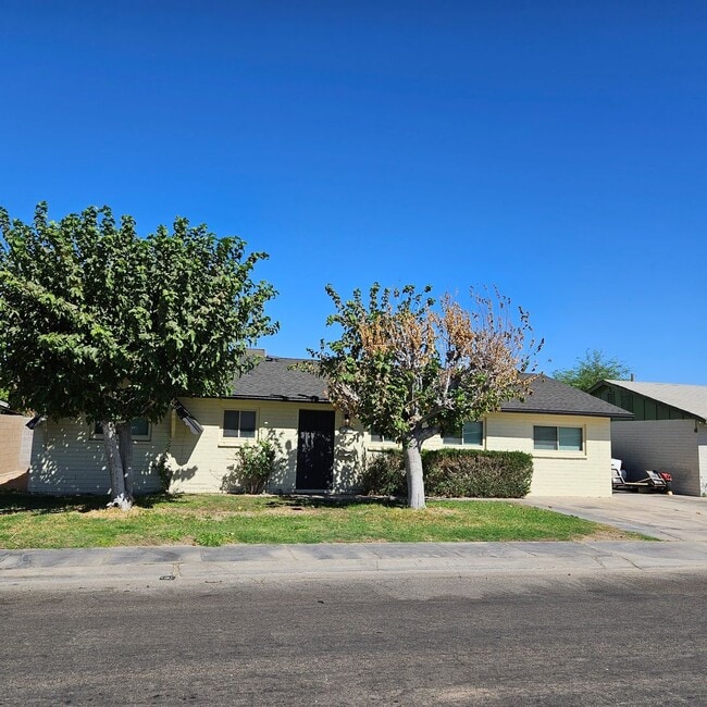 property at 920 E 26th Pl