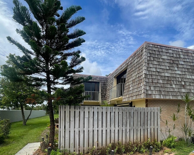 65 Lake Arbor Dr in Palm Springs, FL - Building Photo - Building Photo