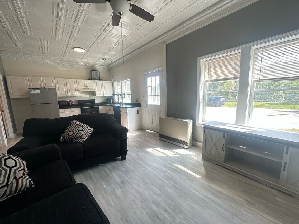 12 Dawson St in Milton, NH - Building Photo