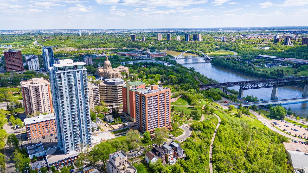 The David Thompson in Edmonton, AB - Building Photo