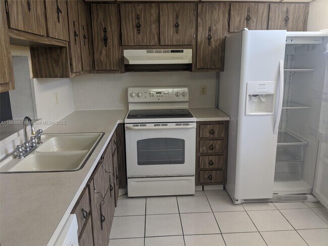 1024 SE 4th Ave in Dania Beach, FL - Building Photo - Building Photo