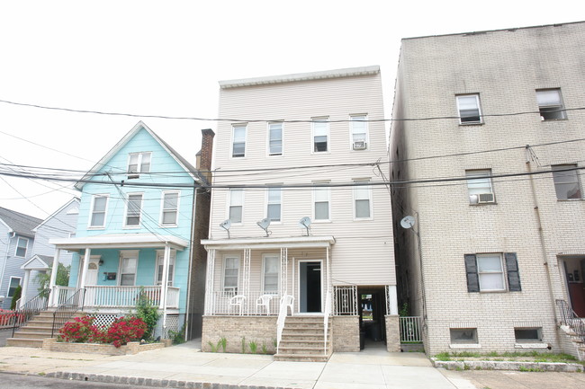 102 Commerce St in Perth Amboy, NJ - Foto de edificio - Building Photo