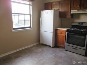 1406 Woodbridge Commons Way in Woodbridge Township, NJ - Building Photo - Building Photo