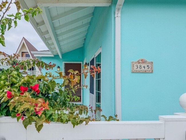 property at 3845 Sunset Ln