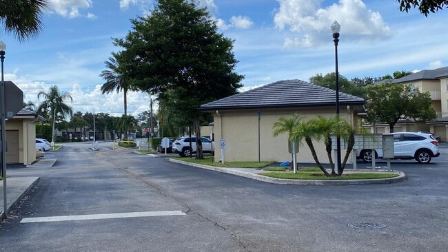 2060 Greenview Shores Blvd in Wellington, FL - Foto de edificio - Building Photo