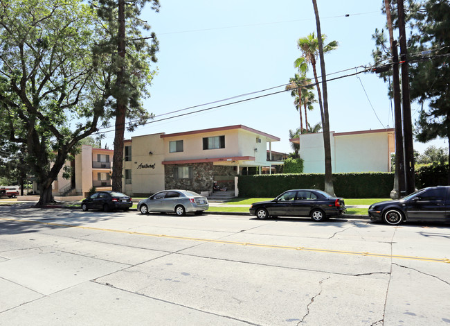 The Aristocrat Apartments in Whittier, CA - Foto de edificio - Building Photo