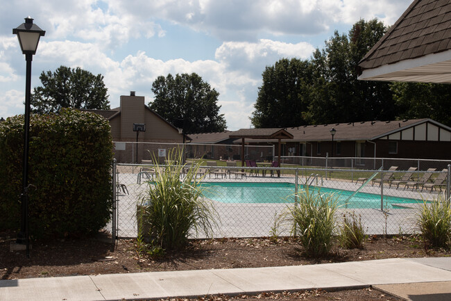 Highland Terrace Apartments in Terre Haute, IN - Building Photo - Building Photo