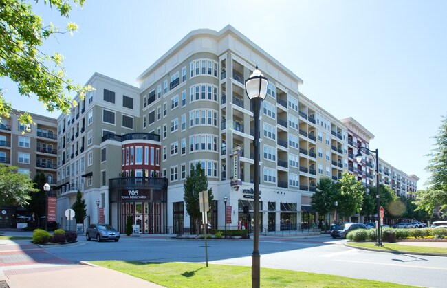 The GoodWynn at Town Brookhaven by ARIUM in Atlanta, GA - Foto de edificio - Building Photo