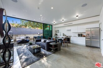 855 Hilldale Ave in West Hollywood, CA - Building Photo - Building Photo