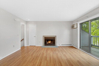 151 Shelter Rock Rd in Danbury, CT - Building Photo - Building Photo