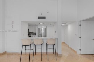 540 Brickell Key Dr, Unit 500 in Miami, FL - Building Photo - Building Photo