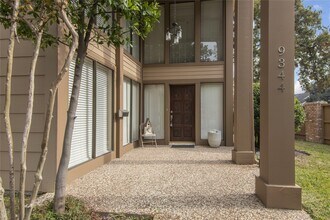 9344 Briar Forest Dr in Houston, TX - Building Photo - Building Photo