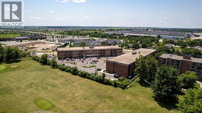 3180 Meadowbrook Ln in Windsor, ON - Building Photo - Building Photo