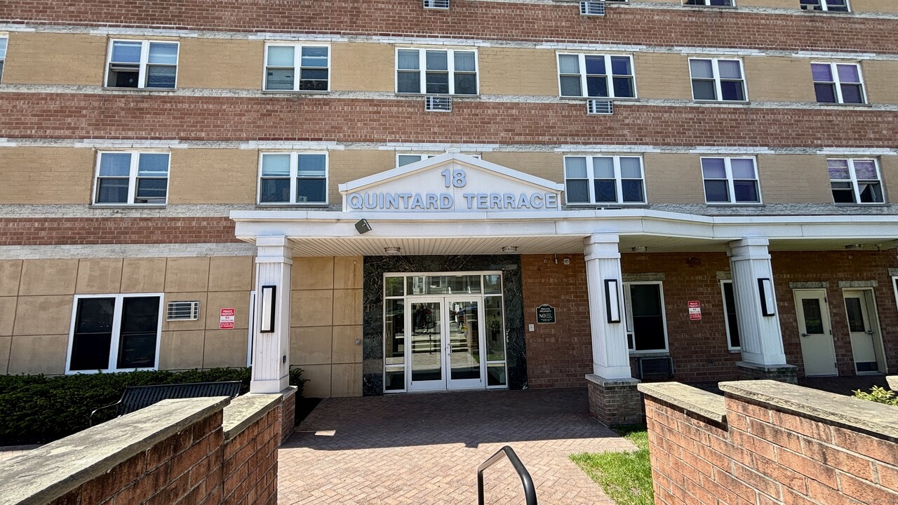 18 Quintard Terrace in Stamford, CT - Building Photo
