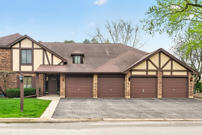 1700 Lakecliffe Dr in Wheaton, IL - Building Photo - Building Photo