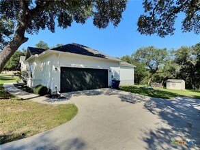 1921 Hunters Cove in New Braunfels, TX - Building Photo - Building Photo