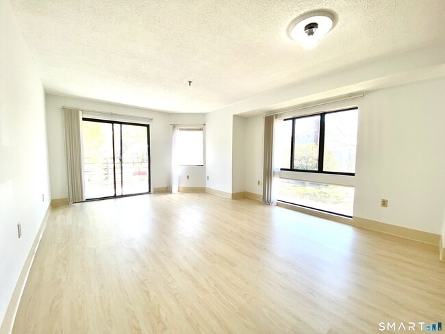 1204 Whitney Ave in Hamden, CT - Foto de edificio - Building Photo