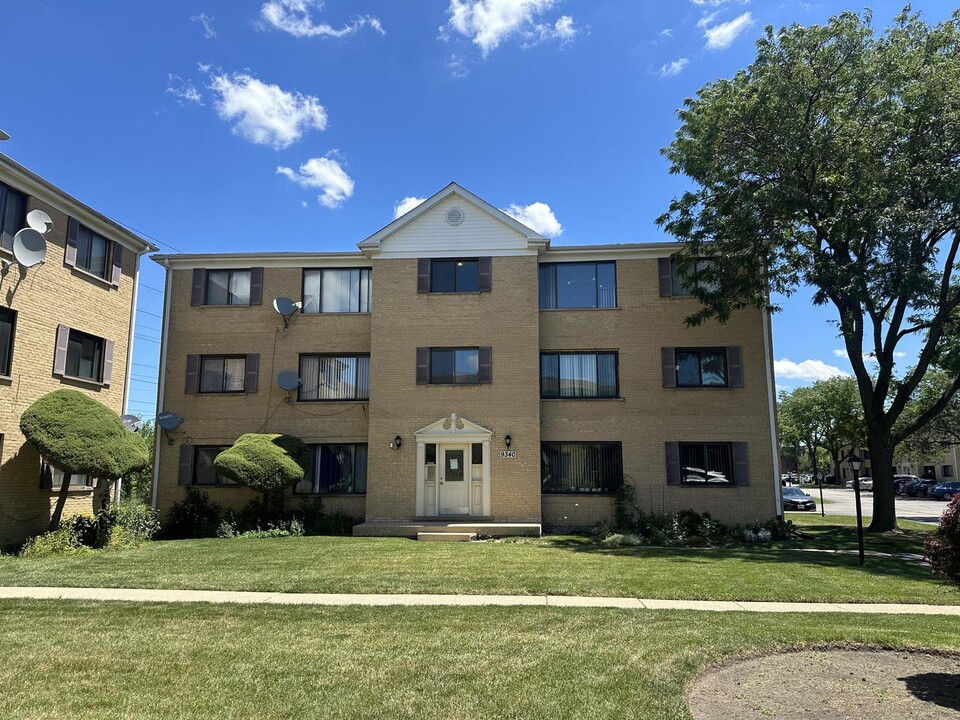 9340 Hamilton Ct in Des Plaines, IL - Building Photo