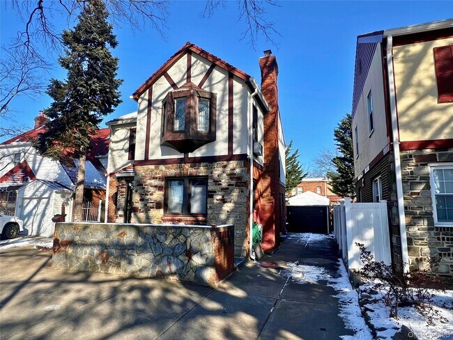 47-05 Utopia Pkwy in Queens, NY - Building Photo - Building Photo