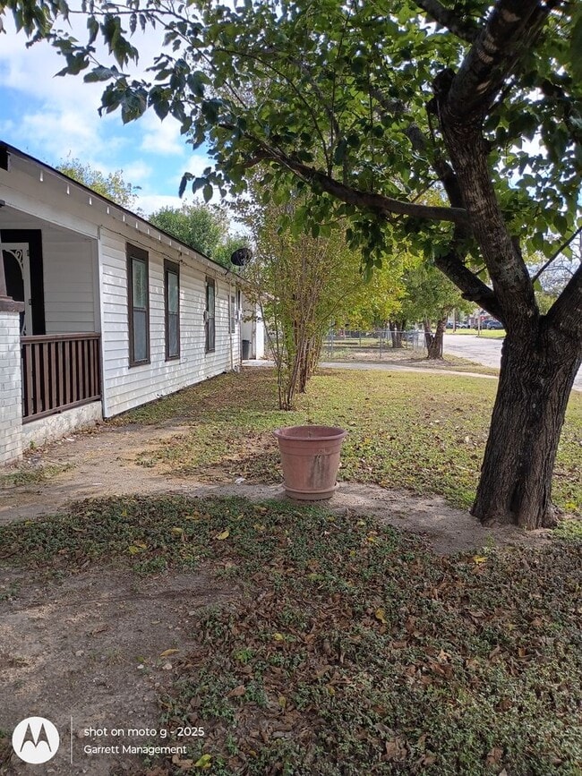 502 E 6th St in Lampasas, TX - Building Photo - Building Photo