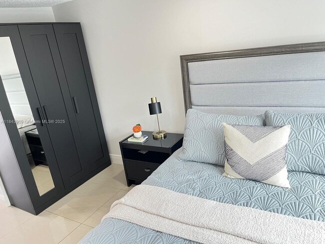 1495 NE 177th St in North Miami Beach, FL - Building Photo - Building Photo