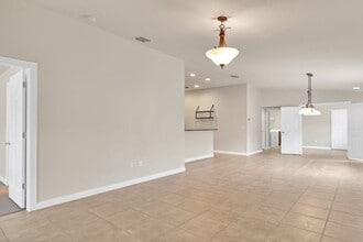 4969 Corsica Square in Vero Beach, FL - Foto de edificio - Building Photo