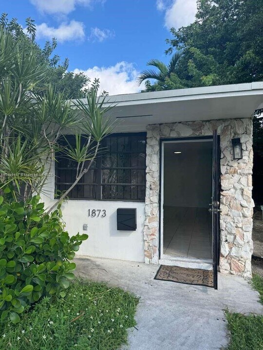 1871 NW 55th Terrace in Miami, FL - Foto de edificio