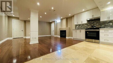 110 A Bond Crescent in Richmond Hill, ON - Building Photo - Building Photo