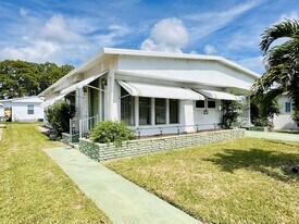 5004 Oakland Hills Ave in Sarasota, FL - Building Photo