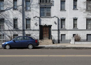 2312 Lyndale Ave S in Minneapolis, MN - Foto de edificio - Building Photo