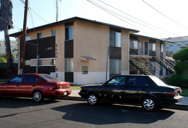 11822 Manor Dr in Hawthorne, CA - Building Photo - Building Photo