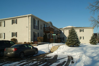 Pinewood Condominiums in Trenton, MI - Building Photo - Building Photo