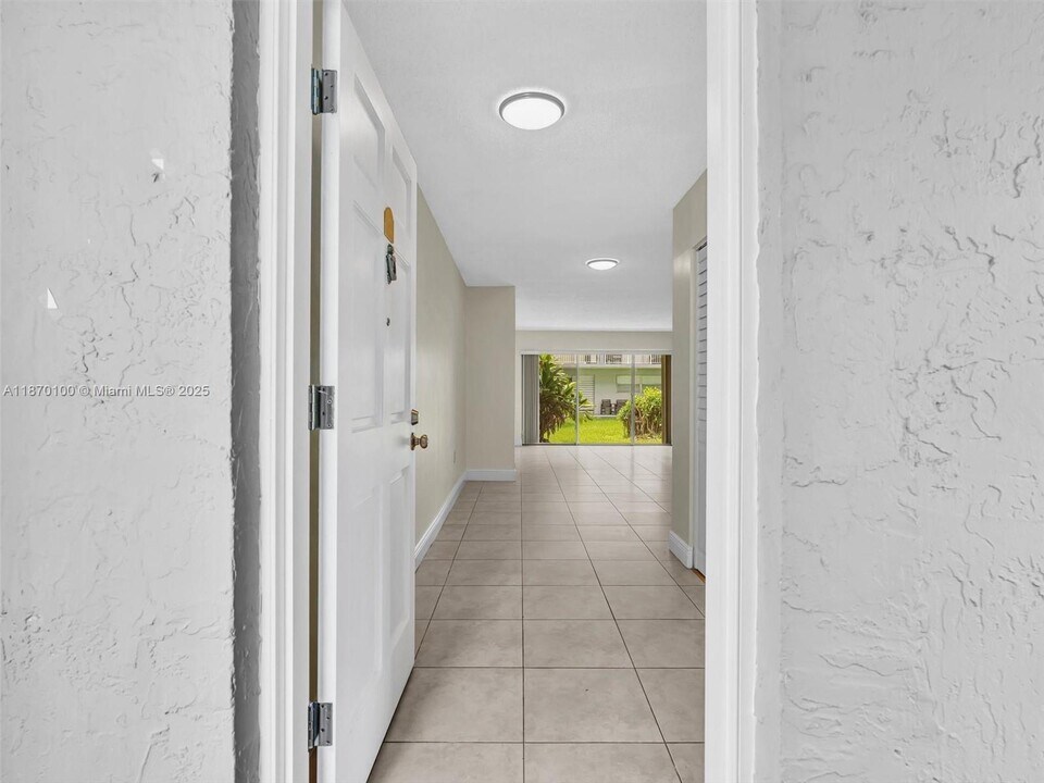 9367 Fontainebleau Blvd in Miami, FL - Building Photo