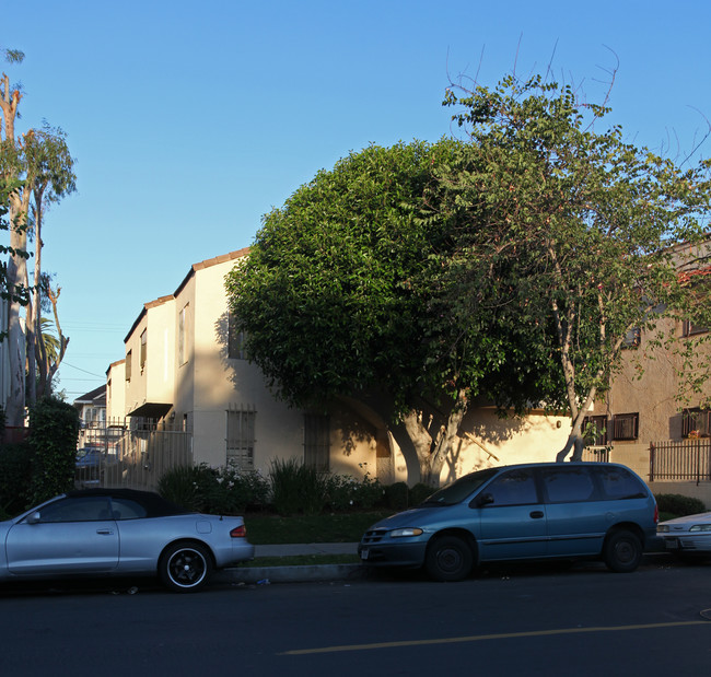 1027 S Burlington Ave in Los Angeles, CA - Foto de edificio - Building Photo