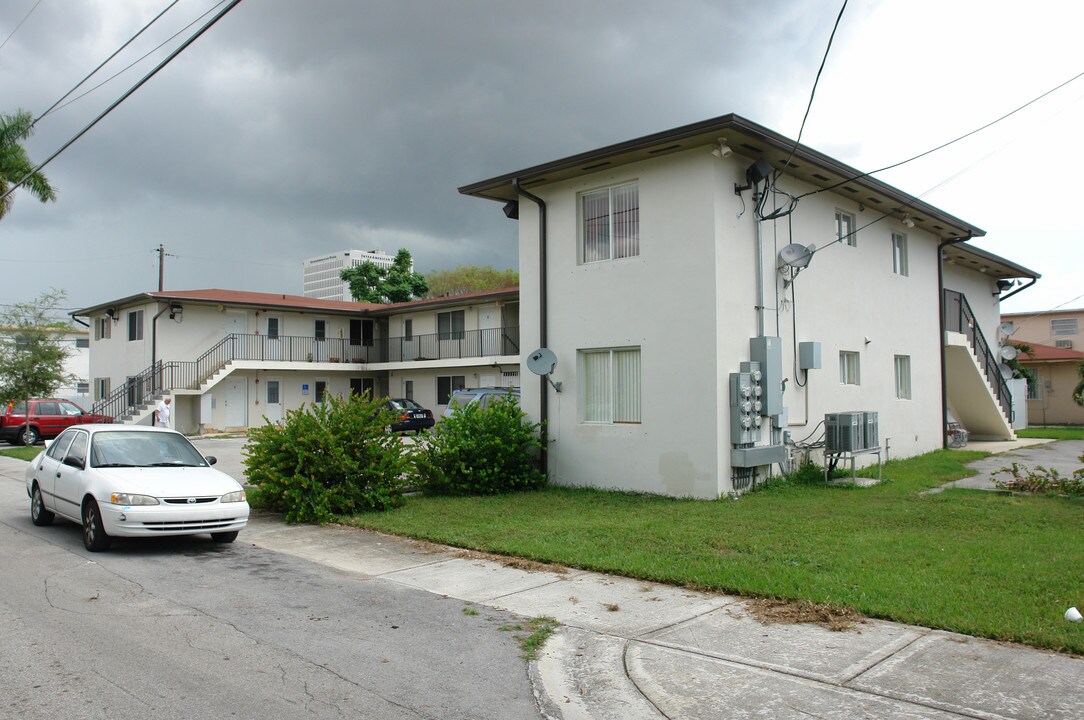 1051 SW 28th Ave in Miami, FL - Foto de edificio