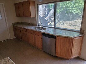 1813 Cottonwood St in Arlington, TX - Building Photo