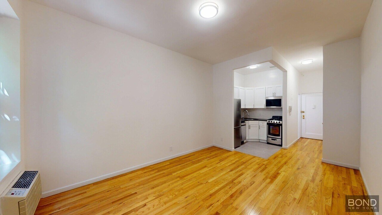318 E 89th St in New York, NY - Building Photo