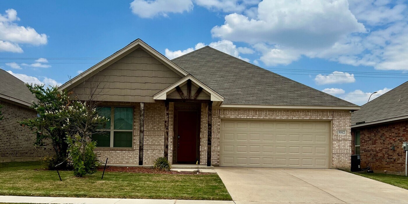 5512 McLanahan Ln in Crowley, TX - Foto de edificio