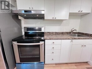 242 Kings Ct Crescent in Milton, ON - Building Photo - Building Photo