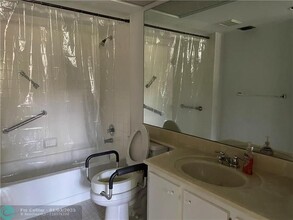 1110 SW 125th Ave in Pembroke Pines, FL - Foto de edificio - Building Photo