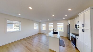 12018-120177 77 Ave in Grande Prairie, AB - Building Photo - Building Photo