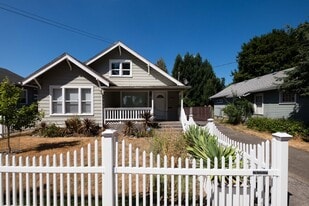 1543 Pacific Ave in Forest Grove, OR - Building Photo