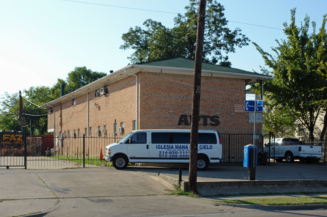 APTS in Dallas, TX - Foto de edificio - Building Photo